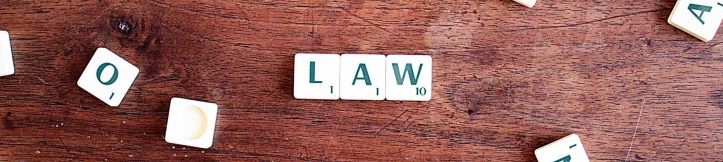 scrabble formando la palabra law