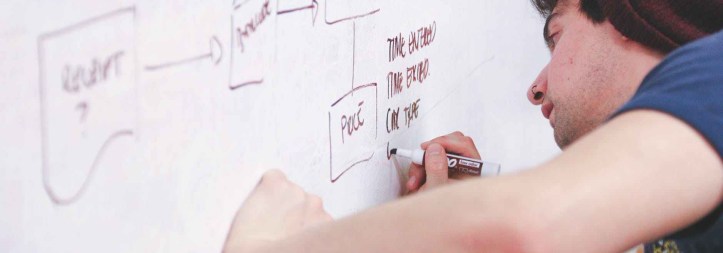 joven escribiendo en una pizarra