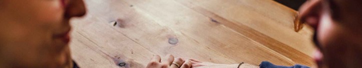 pareja sonriente dándose la mano